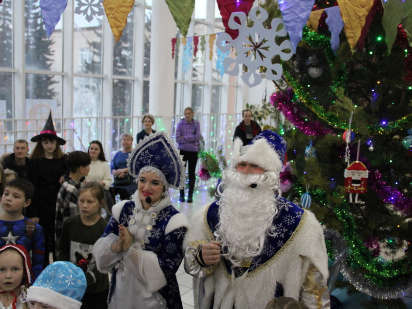 В Красночикойском районе с 26 декабря начала свою работу захватывающая развлекательная программа под названием «Новогоднее путешествие по сказочным мирам»