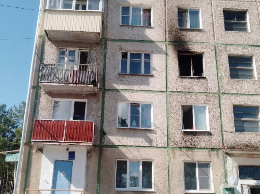 Пожарные эвакуировали 25 человек из задымленного пятиэтажного дома в поселке Новокручининский