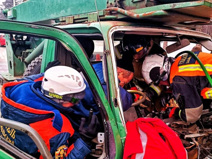 Спасатели «Забайкалпожспас» извлекли пострадавшего из грузовика 