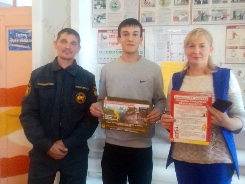 Огнеборцы «Забайкалпожспаса» из Новопавловки провели занятия по пожарной безопасности в доме детского творчества
