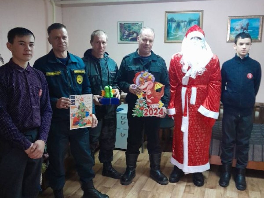 Пожарные «Забайкалпожспаса» принимают поздравления с наступающим Новым годам от «Российского Дед Мороза» 
