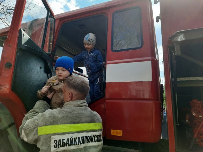 Воспитанникам детского сада «Ручеёк», села Сивякова напомнили правила пожарной безопасности 