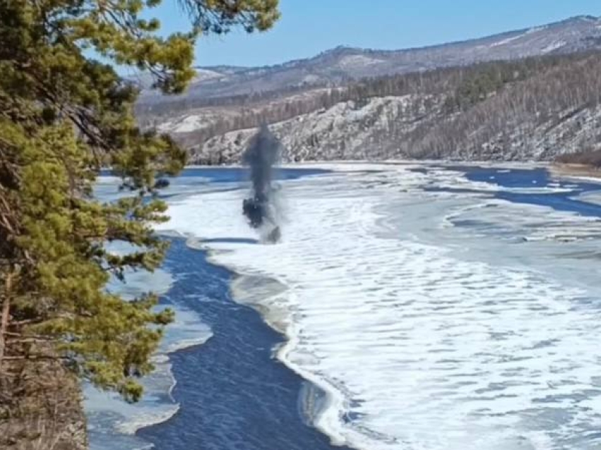 Подрывы льда продолжаются на реке Шилка во избежание заторов     