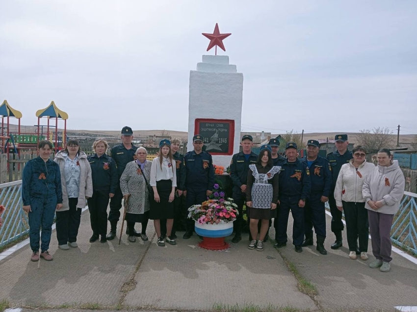 Пожарные «Забайкалпожспас» почтили память ветеранов Великой Отечественной войны