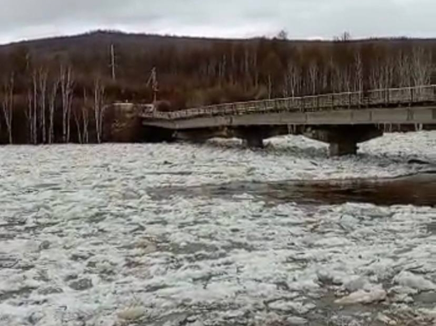 Угроза подтопления автодорожного моста ожидается в Могочинском районе в ближайшие сутки