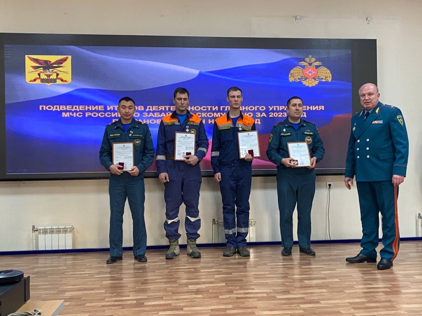 ​Спасателей Поисково-спасательной службы наградили нагрудными знаками МЧС России 