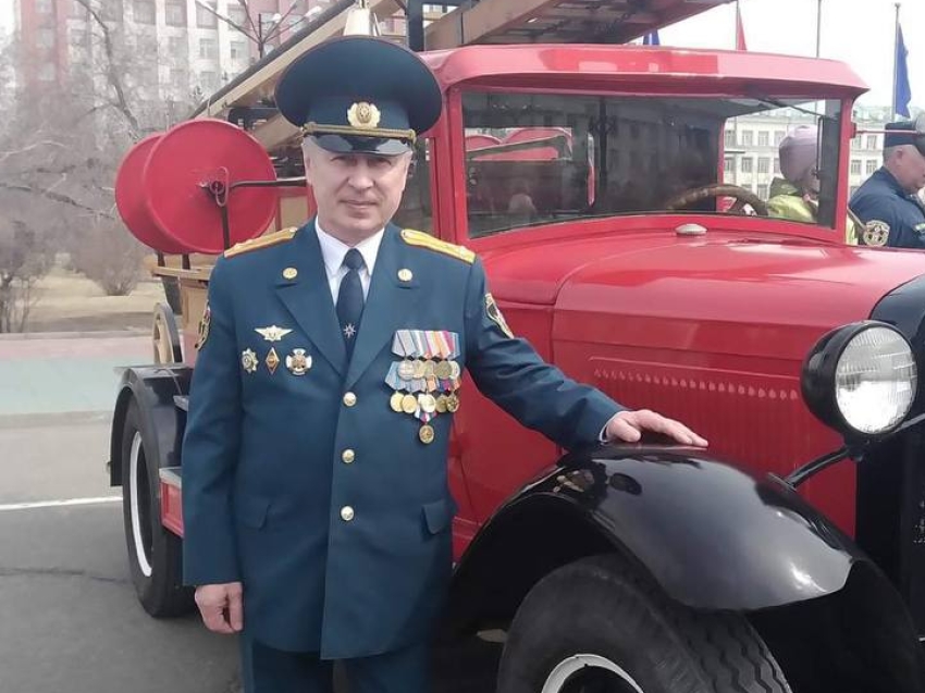 Руководитель Департамента ГО ПБ края Ринат Хисматулин поздравил коллег с Днём пожарной охраны России!