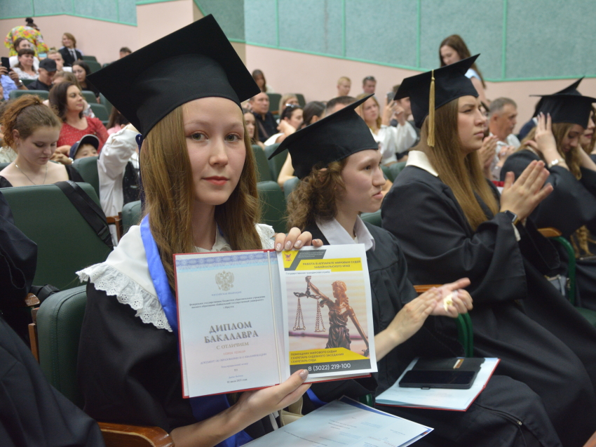 На пороге правосудия: выпускникам юридического факультета Читинского института БГУ вручили дипломы 