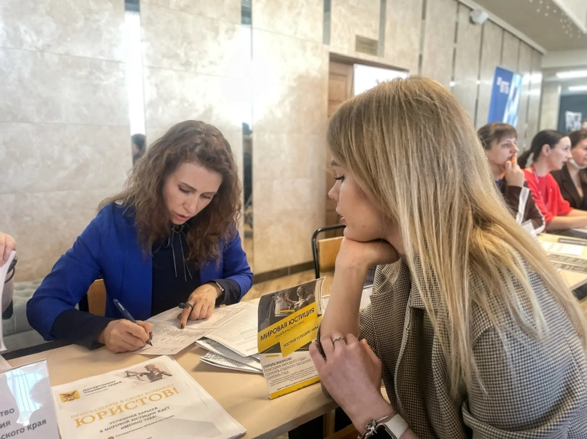 Cделай шаг в успешное будущее: Департамент мировых судей принял участие во Всероссийской ярмарке трудоустройства «Работа России. Время возможностей»