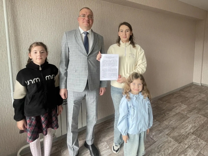 Департамент государственного имущества продолжает вручать ключи от новых квартир детям-сиротам и их семьям 
