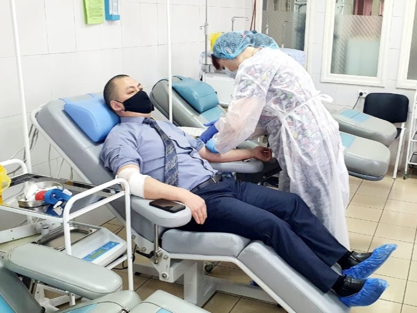 Служба крови Забайкалья: Андрей Лим сдал кровь для лечения людей, больных раком