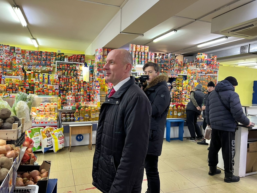 Замминистра экономики Zабайкалья Денис Рысев проинспектировал цены на лук на одном из рынков Читы