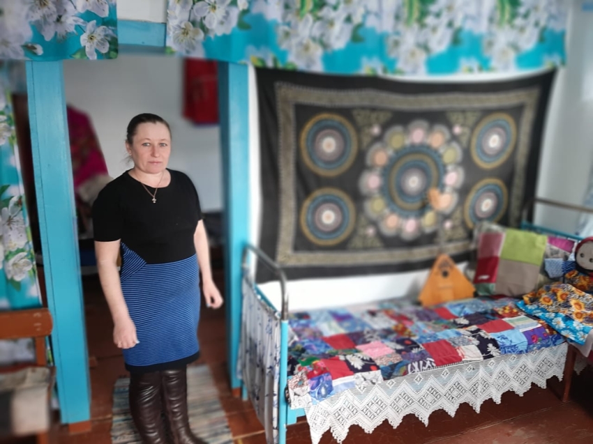 В селе Новосалия туристов будут учить ткачеству и прядению в избе семейских