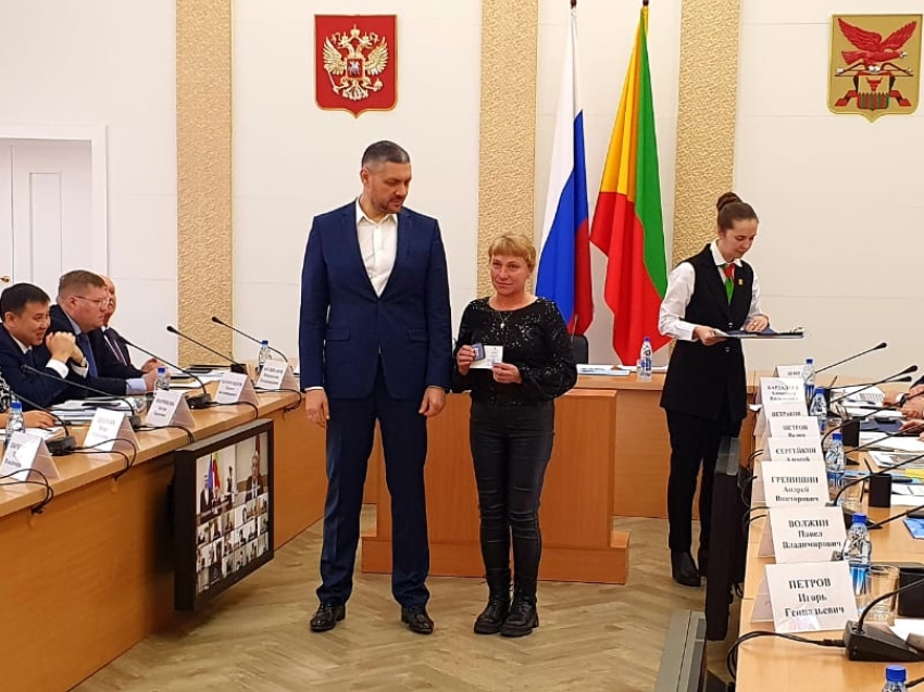 Предприниматель Забайкалья отдала медаль в конкурсе «100 лучших товаров России» работнице своего цеха 