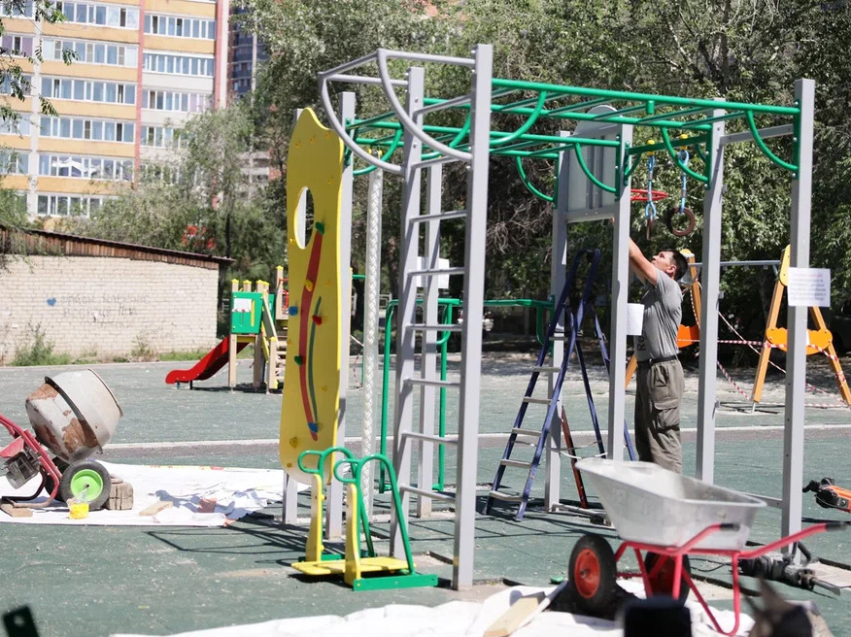 Монтаж детского игрового комплекса продолжается в одном из дворов столицы Zабайкалья