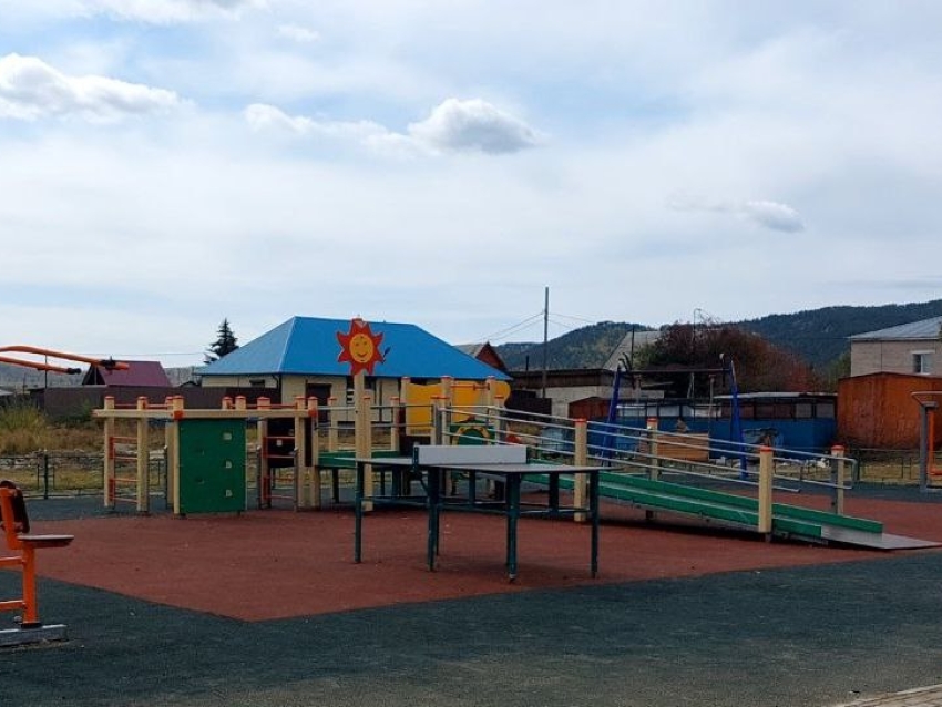 Инклюзивную площадку для детей установили в Новокручининске 