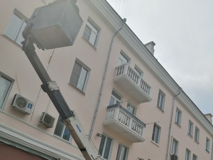 Фонд капремонта: Подрядчик устраняет повреждения шпатлевочного слоя в доме на Ленина, 110