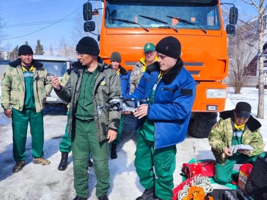Ученики Новочарской школы познакомились с профессиями пожарного-десантника и пожарного-парашютиста