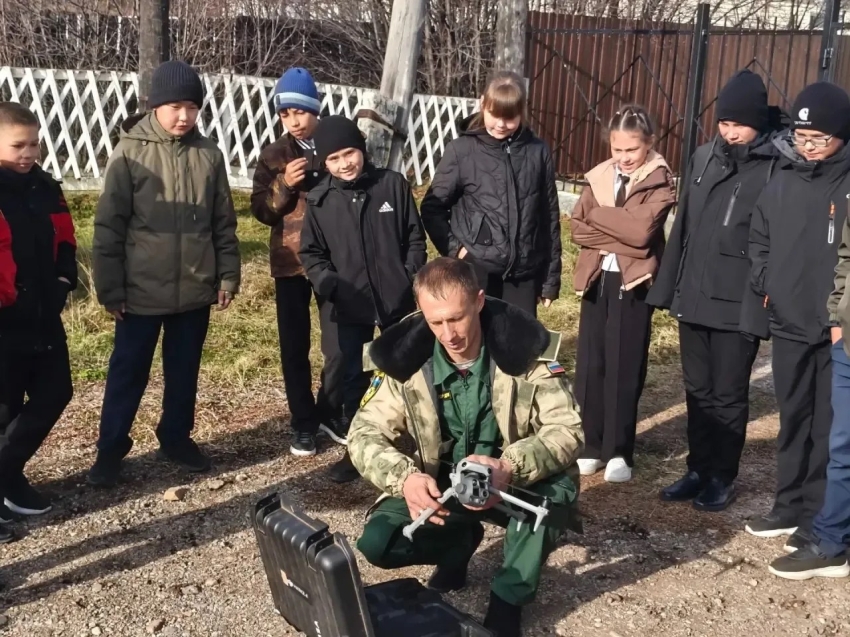 Пожарные-десантники Читинской авиабазы познакомили школьников Гыршелуна со своей профессией