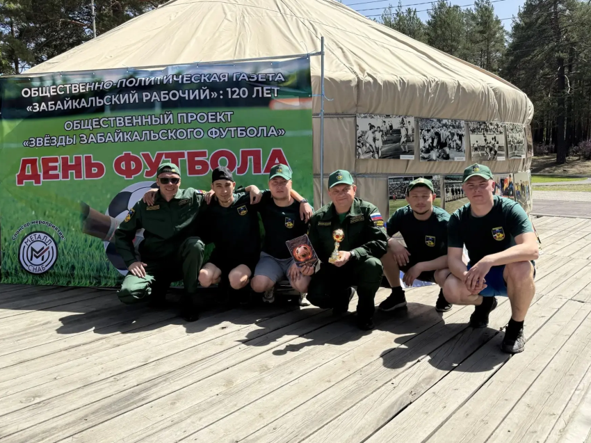 Пожарные парашютисты сыграли в футбол на юбилее «Забайкальского рабочего» 