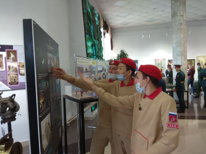 Скафандры первых космонавтов представлены на выставке в Чите