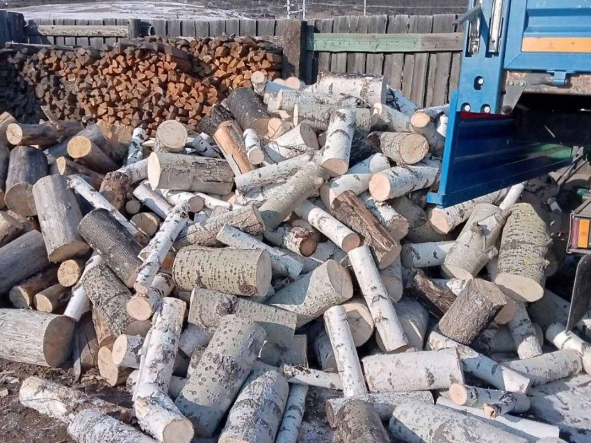 «Забайкаллесхоз» привез дрова добровольному участнику СВО на побывке