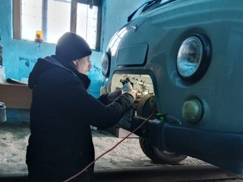 Сотрудники Хилокского авиаотделения проводят ремонт техники