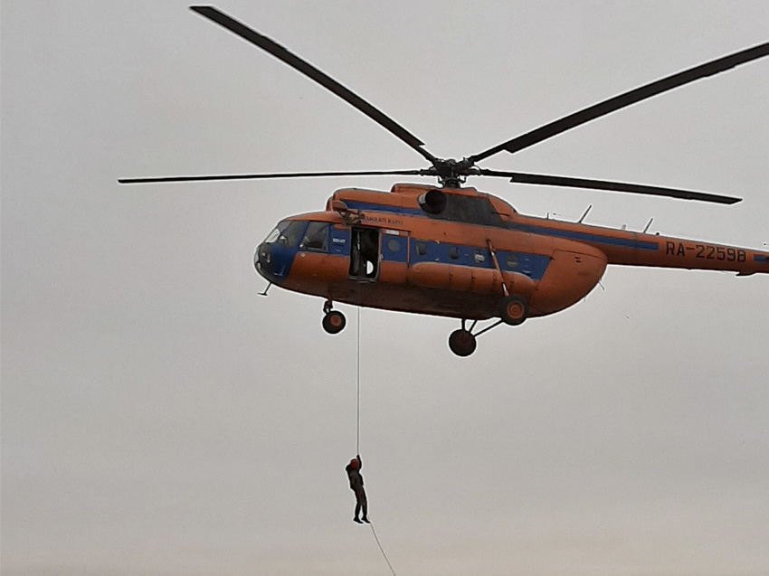 Для доставки авиапожарной службы в труднодоступные места задействованы вертолёты