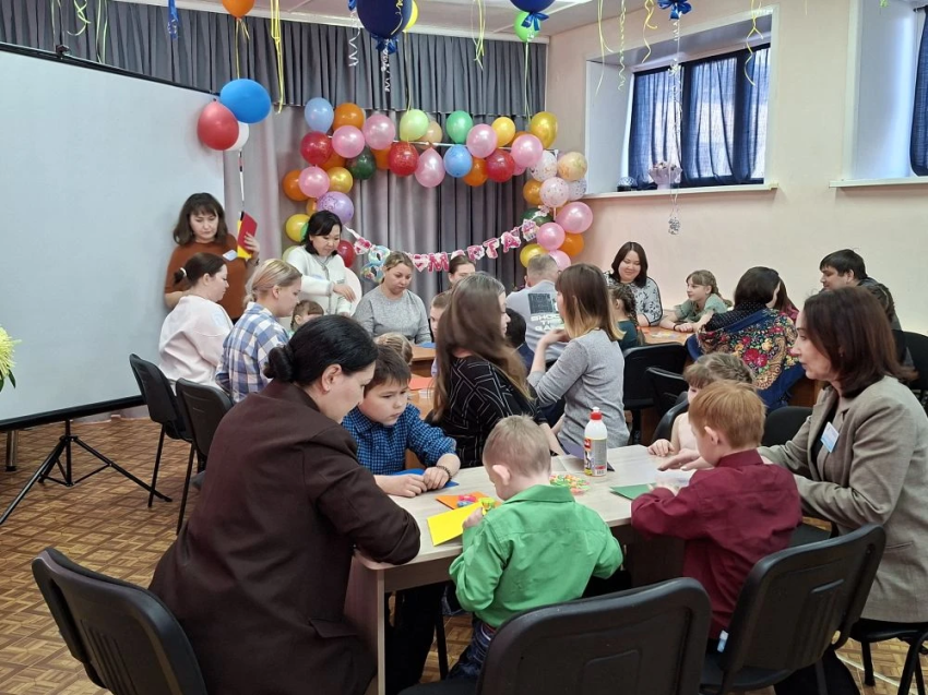 ​В Чите будущие приемные родители и дети, оставшиеся без попечения, вместе готовились к 8 Марта