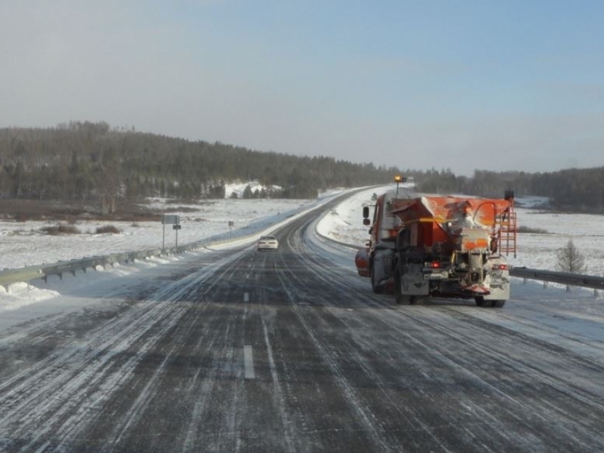 Забайкальская зима: 50 единиц дорожной техники очищает дороги от снега и наледи в 18 районах края
