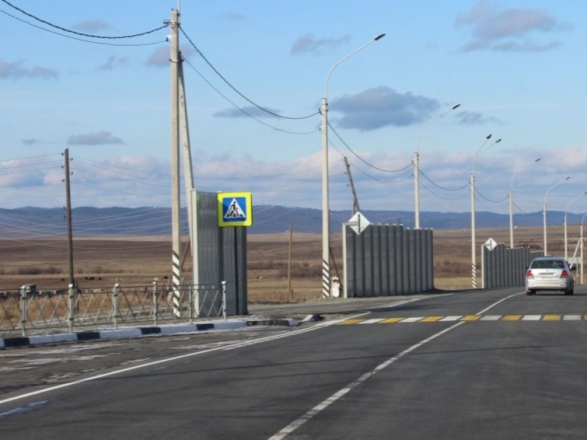 Шумозащитные экраны впервые установили на федеральной трассе в забайкальском селе Жимбира