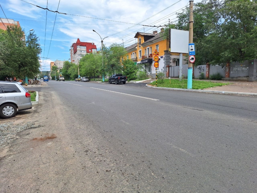 В Чите на улице Бутина дорожные специалисты обновляют тротуары – ремонт покрытия проезжей части уже готов