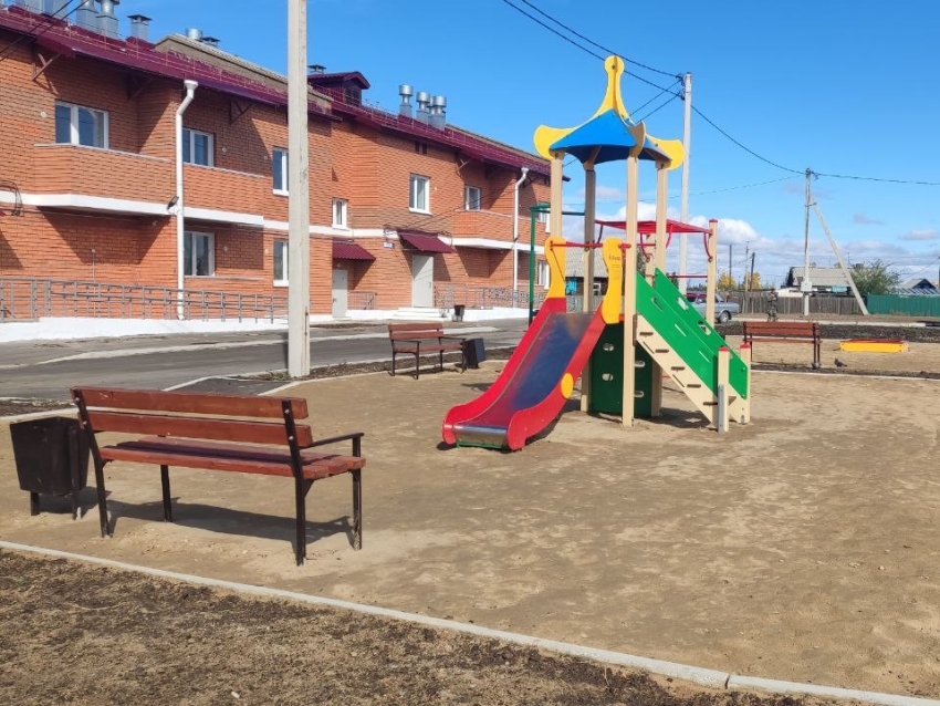 В Борзе завершено строительство пяти домов для детей-сирот – новые жильцы уже получают ключи