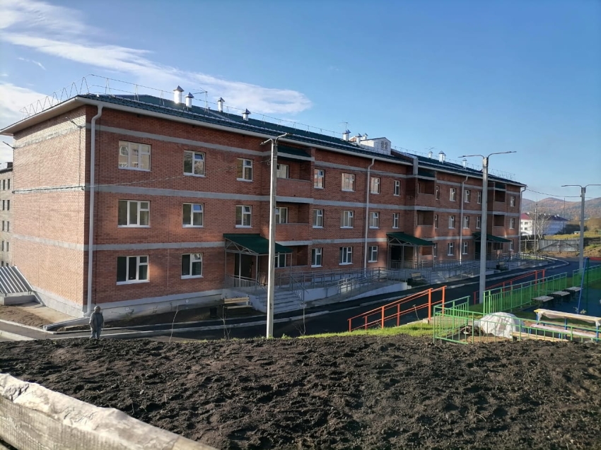 Новый дом для переселения из аварийного жилья готовят к сдаче в городе Петровск-Забайкальский 