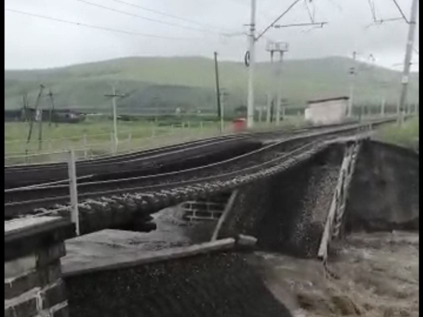 Движение поездов остановлено из-за разрушения железнодорожного моста на перегоне Куэнга – Укурей