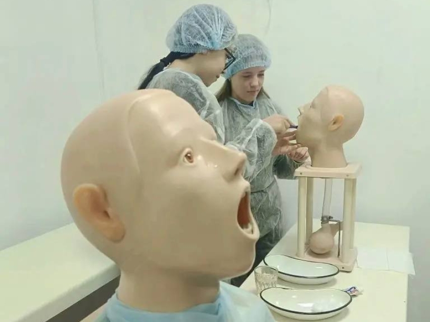 О профессии от первого лица: Школьники попробовали организовать уход за тяжелобольным пациентом