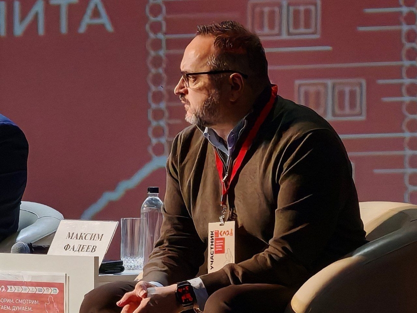 Кинохроников сегодня мало. Режиссёр Максим Фадеев рассказал о современной документалистике про СВО на форуме в Чите 