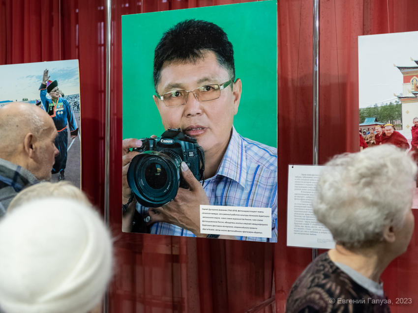 Выставка памяти забайкальского фотографа Сергея Доржиева открылась в музее Дома офицеров в Чите 