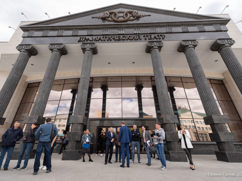 Артисты забайкальского драмтеатра откроют театральный сезон на новой сцене мюзиклом «Три мушкетера»