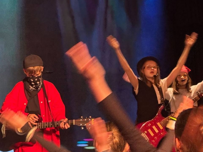 «Они привносят хаос в эту серую массу». Режиссёр из Забайкалья Дарья Уланова рассказала о новой версии спектакля «Бременские музыканты»