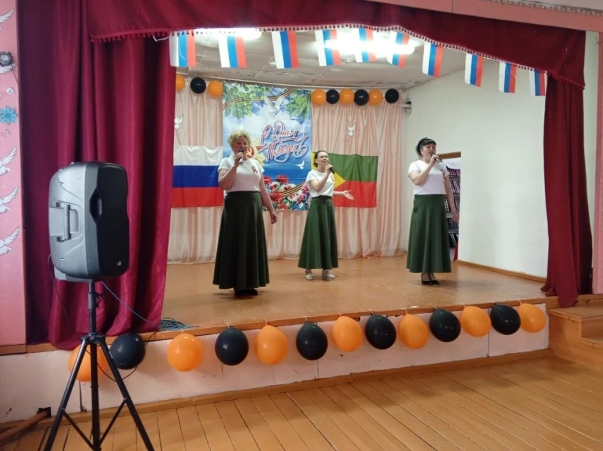 Вокалисты и танцоры Петровск-Забайкальского округа выступили в 19 сёлах и собрали больше 240 тысяч рублей для участников СВО