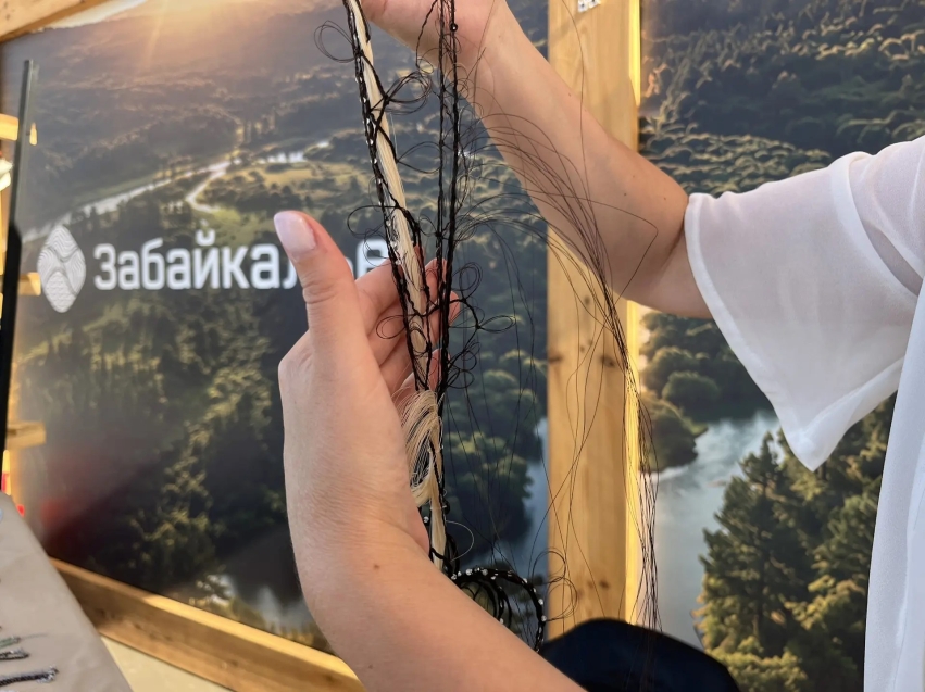 Забайкальские умельцы рассказали о секрете создания жемчужного ожерелья-шлейфа и украшения из конского волоса