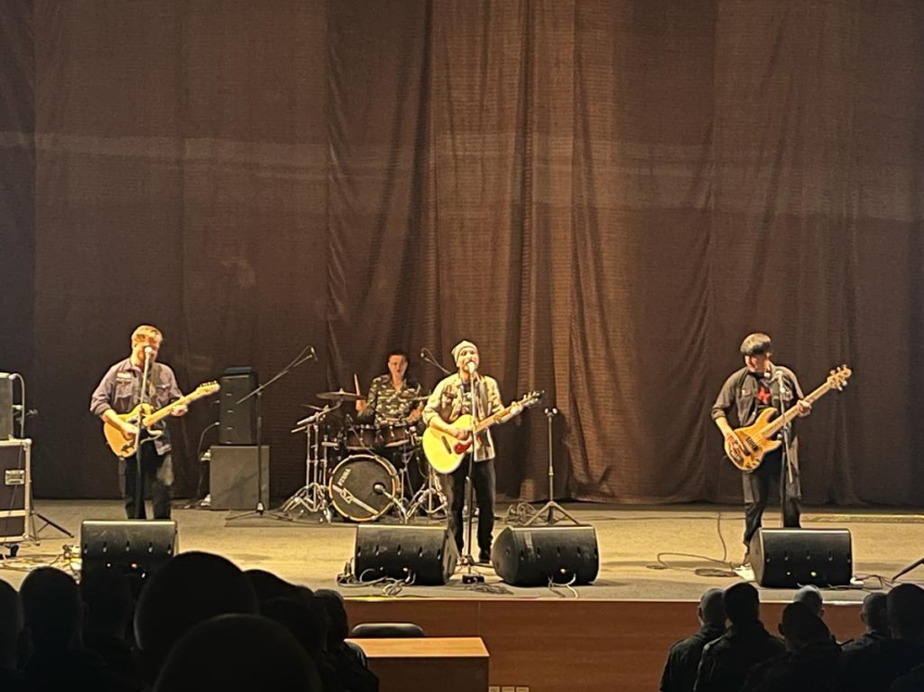 Музыканты группы «Зверобой» сыграли концерт для военнослужащих окружного учебного центра
