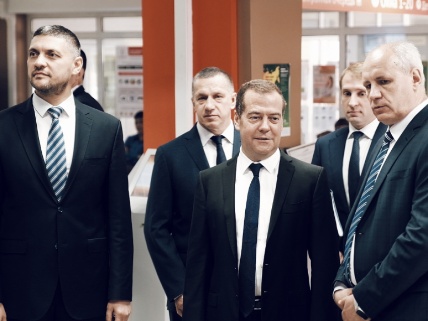 Дмитрий Медведев посетил МФЦ в Чите, где принимают заявки на «ДВ гектар»