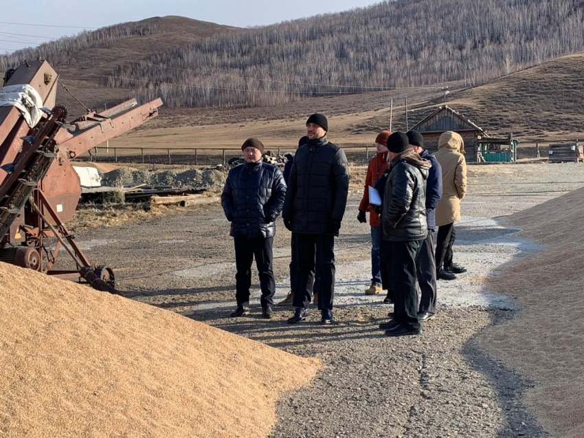 Александр Осипов посетил зерноток колхоза села Доно в Калганском районе