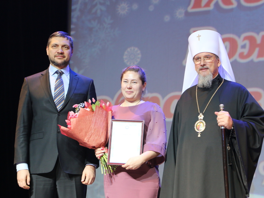 Александр Осипов наградил победителя регионального этапа конкурса «За нравственный подвиг учителя»