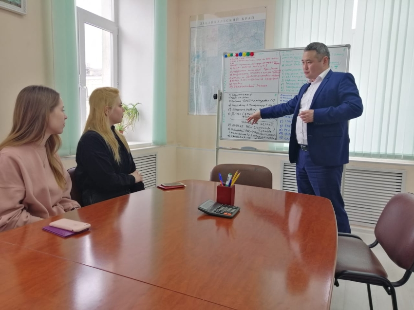 Александр Бардалеев научил студенток-победительниц «Мозгобойни» распоряжаться своим временем   