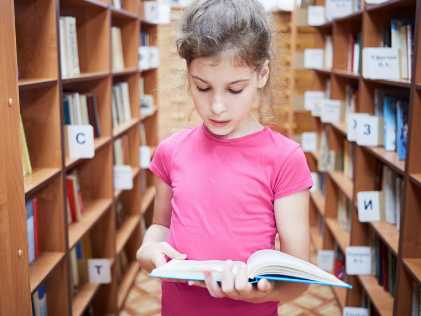 В России проходит читательская акция «Обнимем ребёнка с книгой!»
