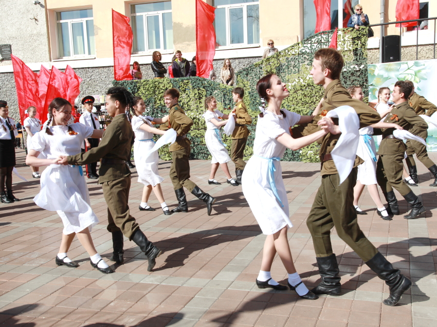 Студенты училища культуры танцуют военный вальс в соцсетях