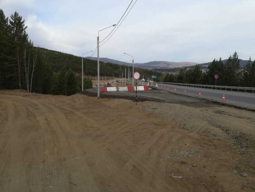 Дорожное движение изменили на месте капремонта путепровода возле Песчанки